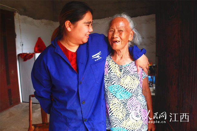 86岁老人短视频直播_网红老太太八卦对话视频大全集-_江西万年奶奶拍抖音