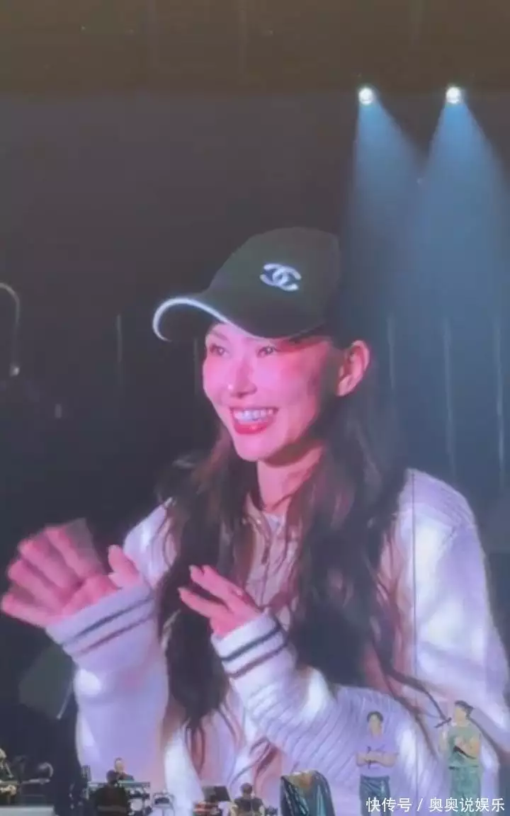 昆凌周杰伦演唱会互动_周杰伦昆凌甜蜜瞬间_周杰伦娱乐圈